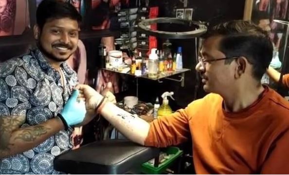 भाजपा के जीत के बाद समर्थन ने बनवाया बुलडोजर बाबा का टैटू - पर्दाफाश