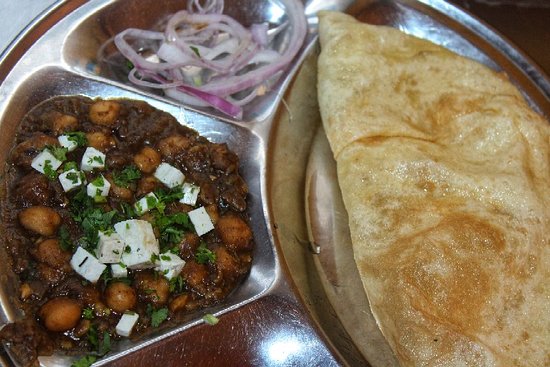 Lucknow's famous Shree's Bhature and Lassi