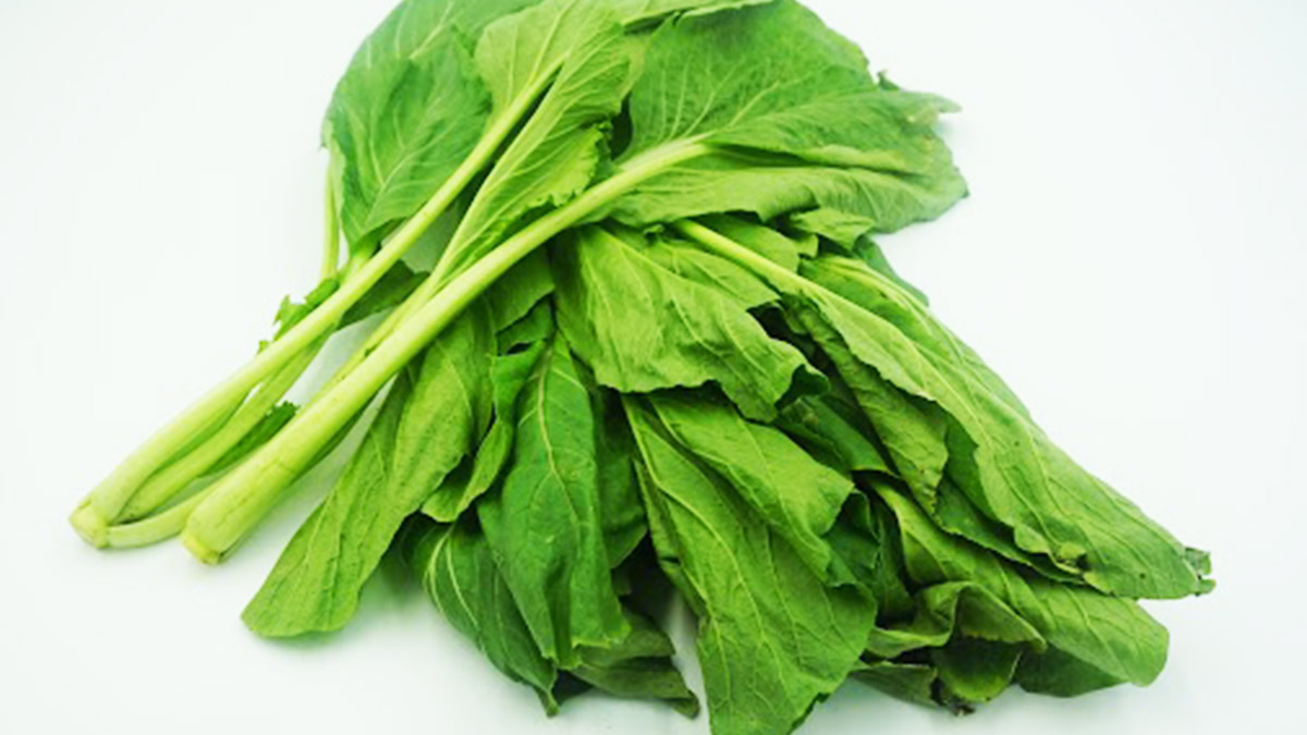Clean green leafy vegetables in this way before cutting