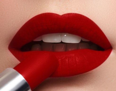 Correct way to apply Lipstick