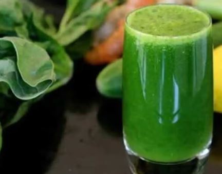 Spinach juice is beneficial for hair
