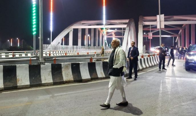  PM Modi and CM Yogi were seen walking on the road at midnight.