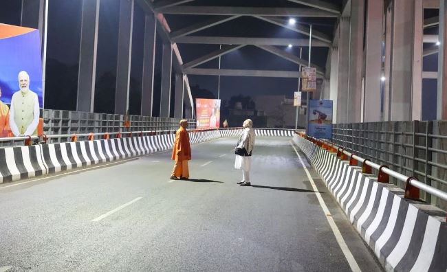  PM Modi and CM Yogi were seen walking on the road at midnight.