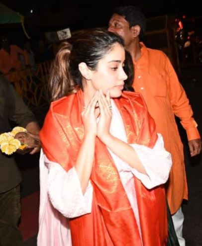 Janhvi Kapoor reached Siddhivinayak Temple