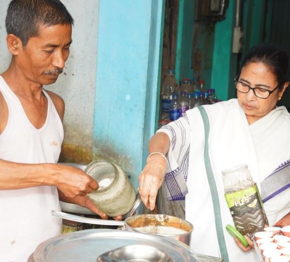 Chief Minister Mamata Banerjee made tea
