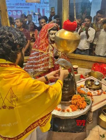 Vikrant Massey reached Mahavir Temple in Patna