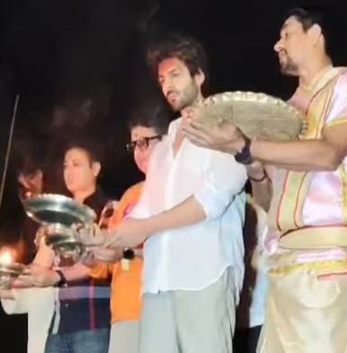 Bollywood actor Kartik Aryan reached Varanasi