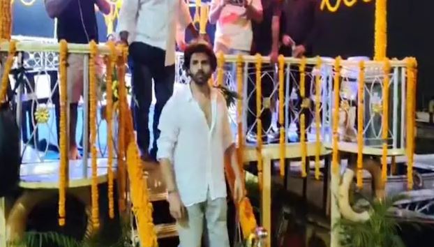 Bollywood actor Kartik Aryan reached Varanasi