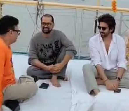 Bollywood actor Kartik Aryan reached Varanasi