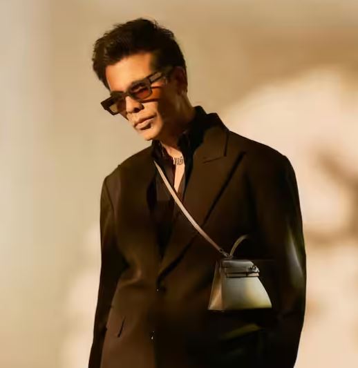 Karan Johar did a photoshoot by carrying a ladies purse 