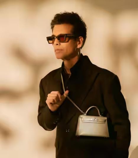 Karan Johar did a photoshoot by carrying a ladies purse 