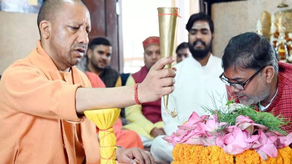 CM Yogi performed formal worship in Gorakhnath temple