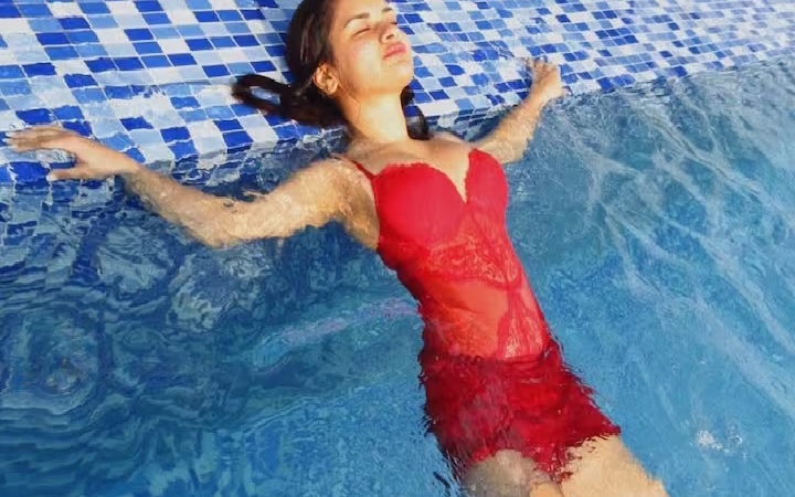 TV actress Avneet Kaur's glamorous look in wet hair and red monokini