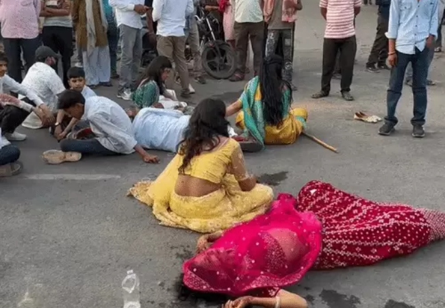 गुस्साए परिजनों ने हादसे के बाद मिर्जापुर हाईवे बंद कर दिया