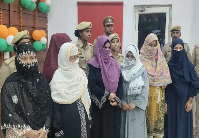 गिरफ्तार हुए आरोपी की पत्नियां, साली, सास, सलहज और कुछ महिला मित्र